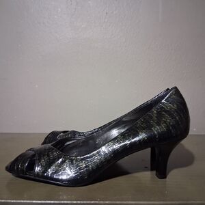 Alex Marie Black Glossy Textured Crossover Peep Toe Pumps Size 9M